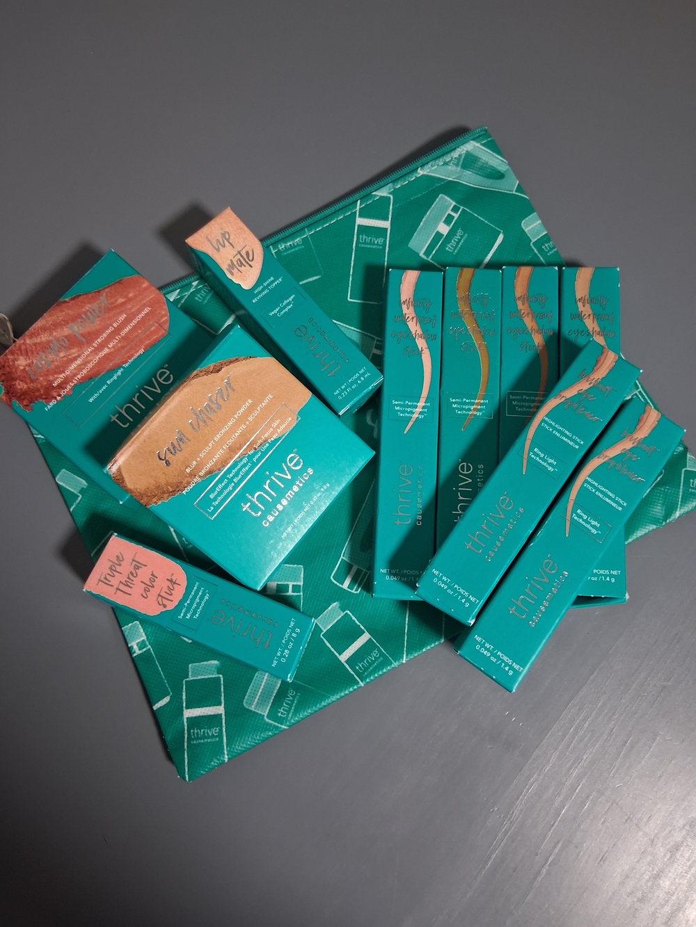READ DESCRIPTION!! Thrive Causemetics Makeup Set in Teal Packaging